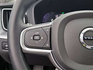 Volvo  B4 Momentum Pro SHZ FACEL. STANDHZ LED