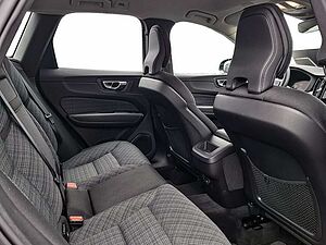 Volvo  B4 Momentum Pro SHZ FACEL. STANDHZ LED