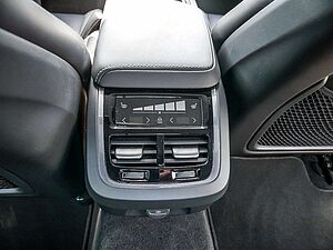 Volvo  B5 Benzin AWD Ultimate Dark HGSD HUD LED