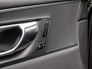 Volvo  B4 Plus Dark KAMERA FACEL. STANDHZ LED