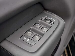 Volvo  B4 Plus Dark KAMERA FACEL. STANDHZ LED