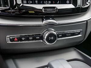 Volvo  B4 Plus Dark KAMERA FACEL. STANDHZ LED