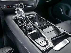 Volvo  Kombi 2.0 Plus Dark Recharge Plug-In Hybrid AWD