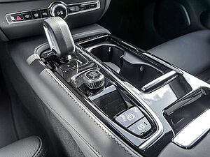 Volvo  Kombi 2.0 Plus Dark Recharge Plug-In Hybrid AWD