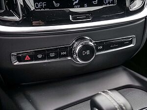 Volvo  B4 R-Design KLIMA PDC SHZ KAMERA NAVI LED
