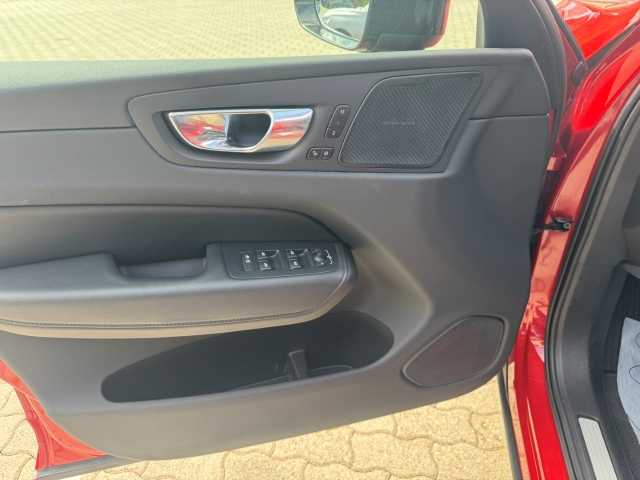Volvo  XC60 Plus, B4 AWD Mild-Hybrid, Diesel, Dark