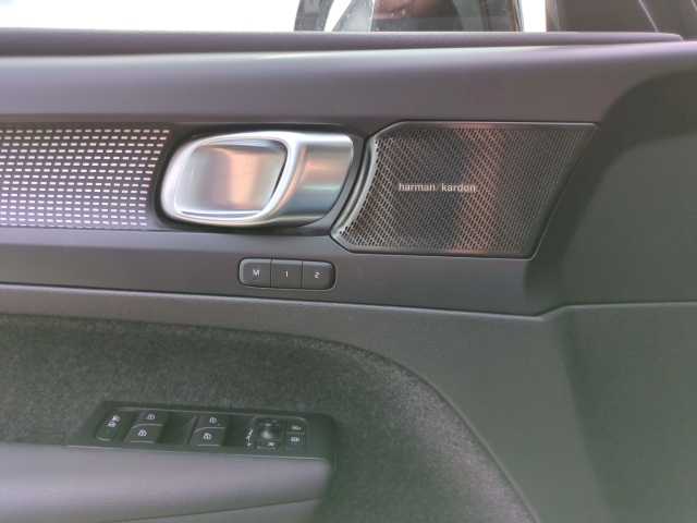 Volvo  XC40 Plus, B3 Mild-Hybrid, Benzin, Dark