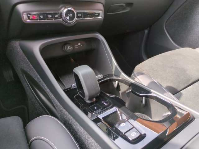 Volvo  XC40 Plus, B3 Mild-Hybrid, Benzin, Dark