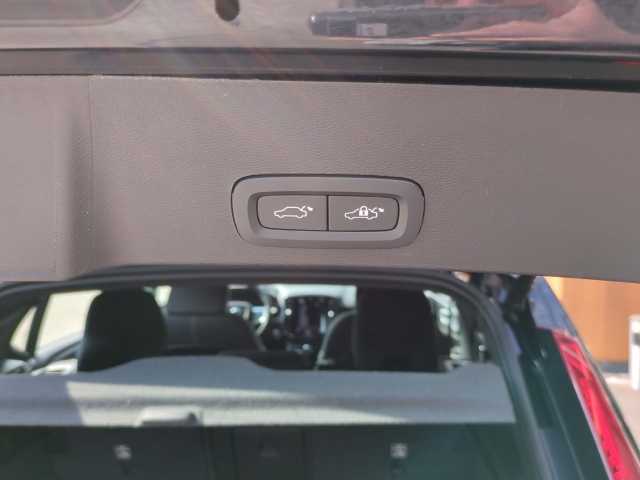 Volvo  XC40 Plus, B3 Mild-Hybrid, Benzin, Dark