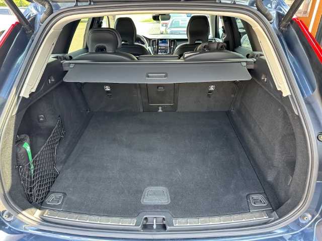 Volvo  XC60 Plus, B4 AWD Mild-Hybrid, Diesel, Dark