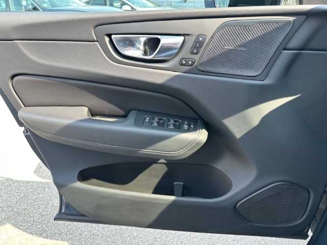 Volvo  XC60 Plus, B4 AWD Mild-Hybrid, Diesel, Dark