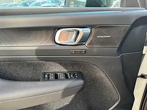 Volvo  XC40 Recharge Plus, T5 Plug-in Hybrid, Elektrisch/Benzin, Dark