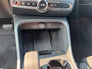 Volvo  XC40 Core, B3 Mild-Hybrid, Benzin