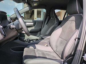 Volvo  XC40 Plus, B3 Mild-Hybrid, Benzin, Dark