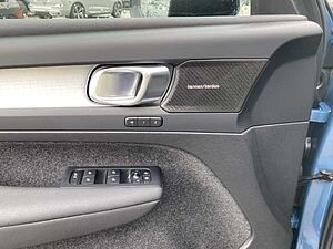 Volvo  XC40 Plus, B4 Mild-Hybrid, Benzin, Dark