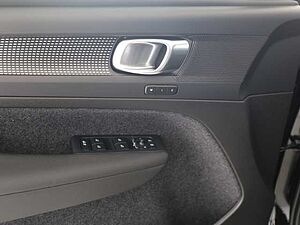 Volvo  XC40 Core, B3 Mild-Hybrid, Benzin