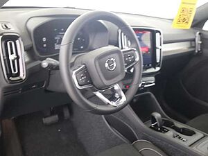 Volvo  XC40 Core, B3 Mild-Hybrid, Benzin