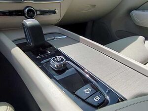 Volvo  XC60 Plus, B4 AWD Mild-Hybrid, Diesel, Dark