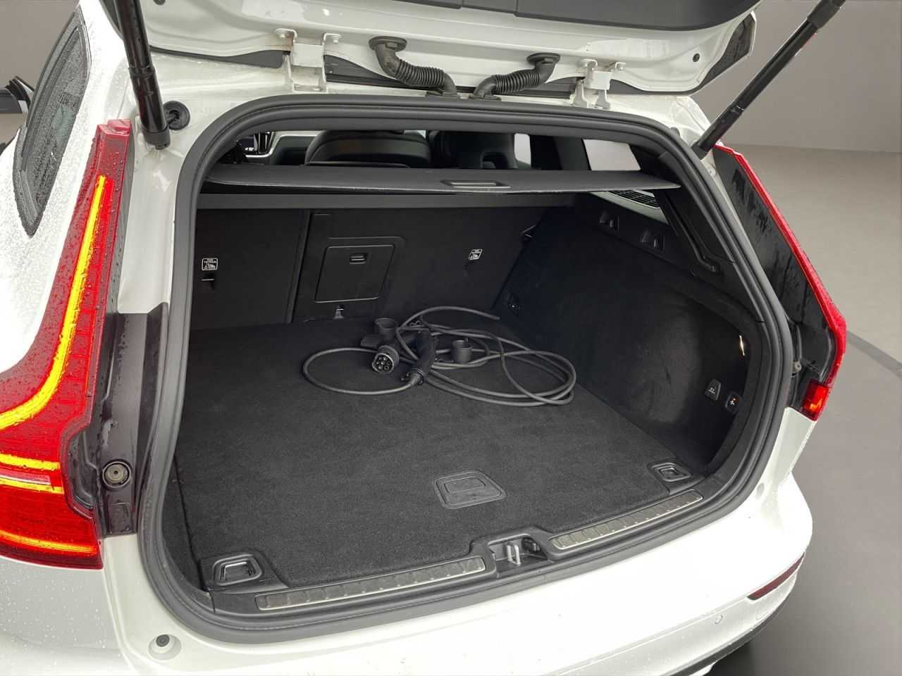 Volvo  T6 RECHARGE R-DESIGN NAVI LED 360° ACC H&K
